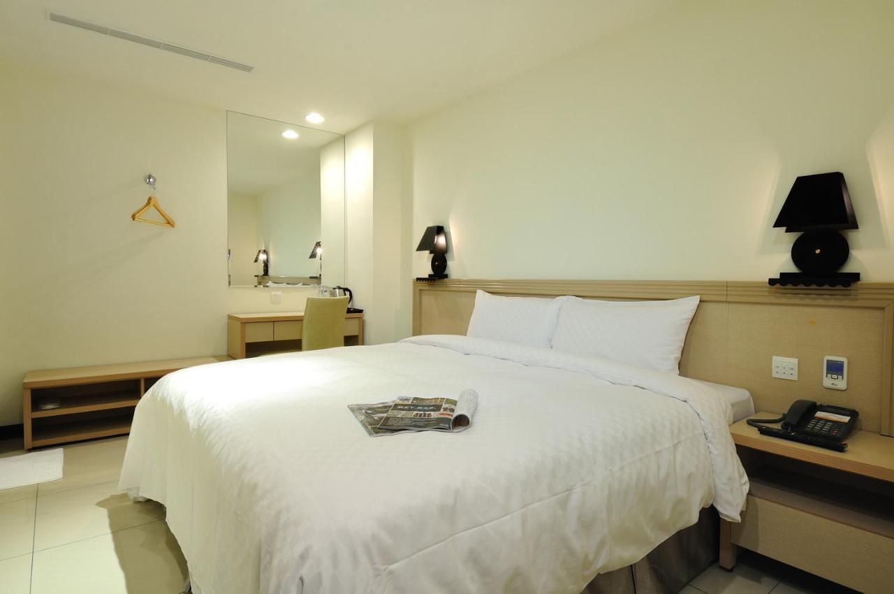 Bravo Hotel Taichung Exterior photo