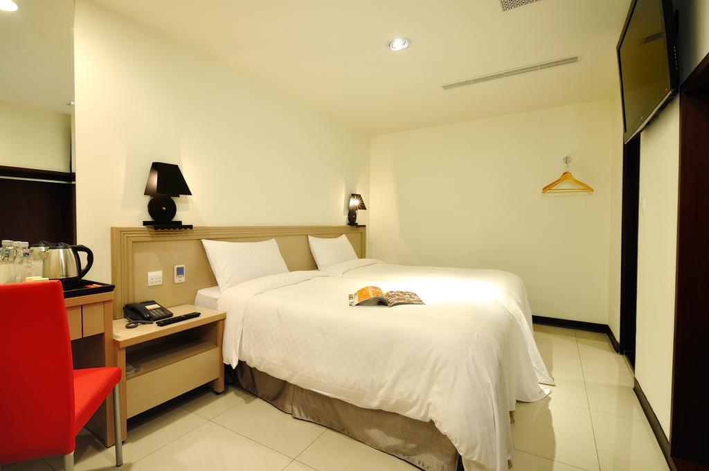 Bravo Hotel Taichung Exterior photo