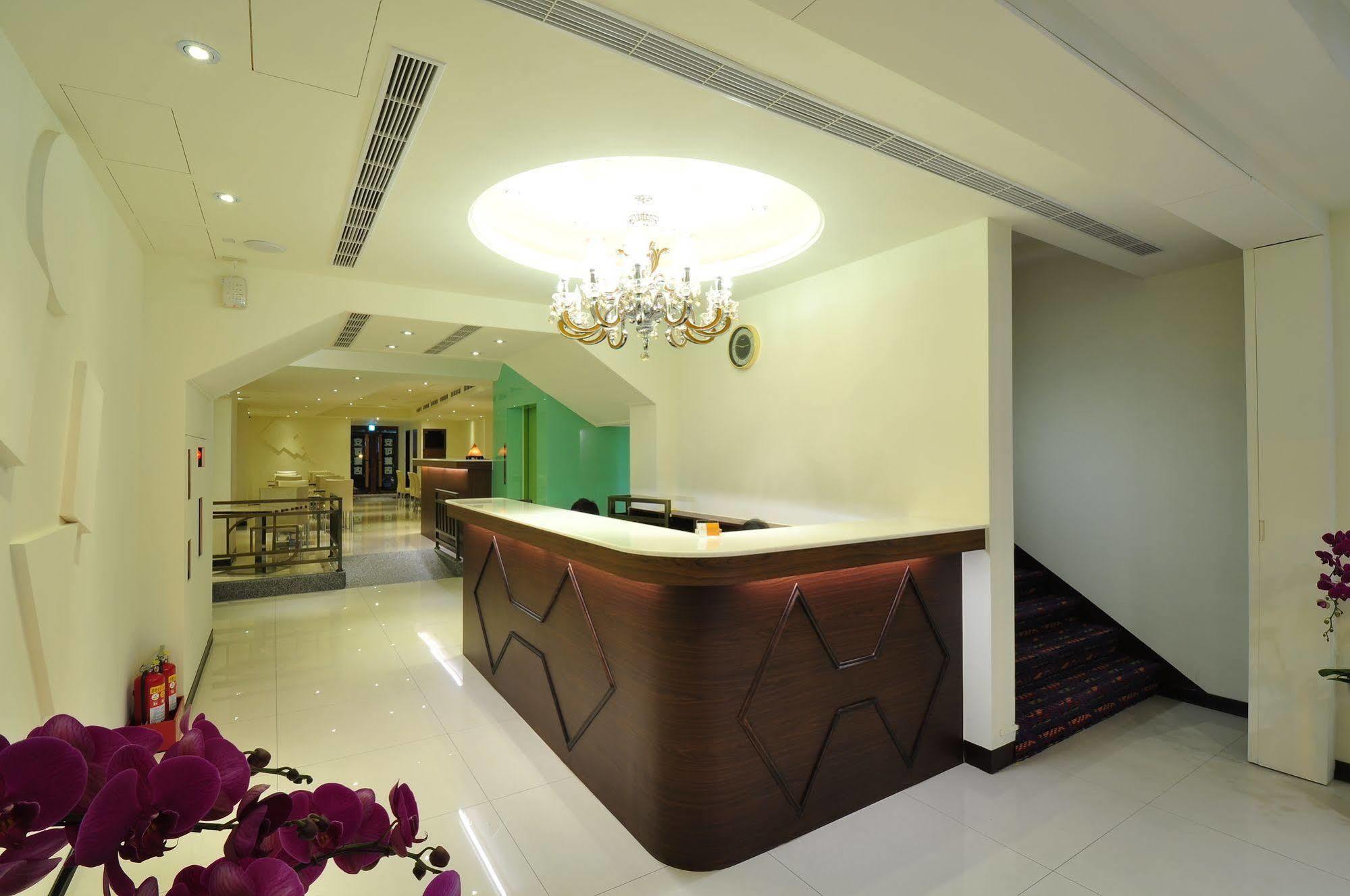 Bravo Hotel Taichung Exterior photo
