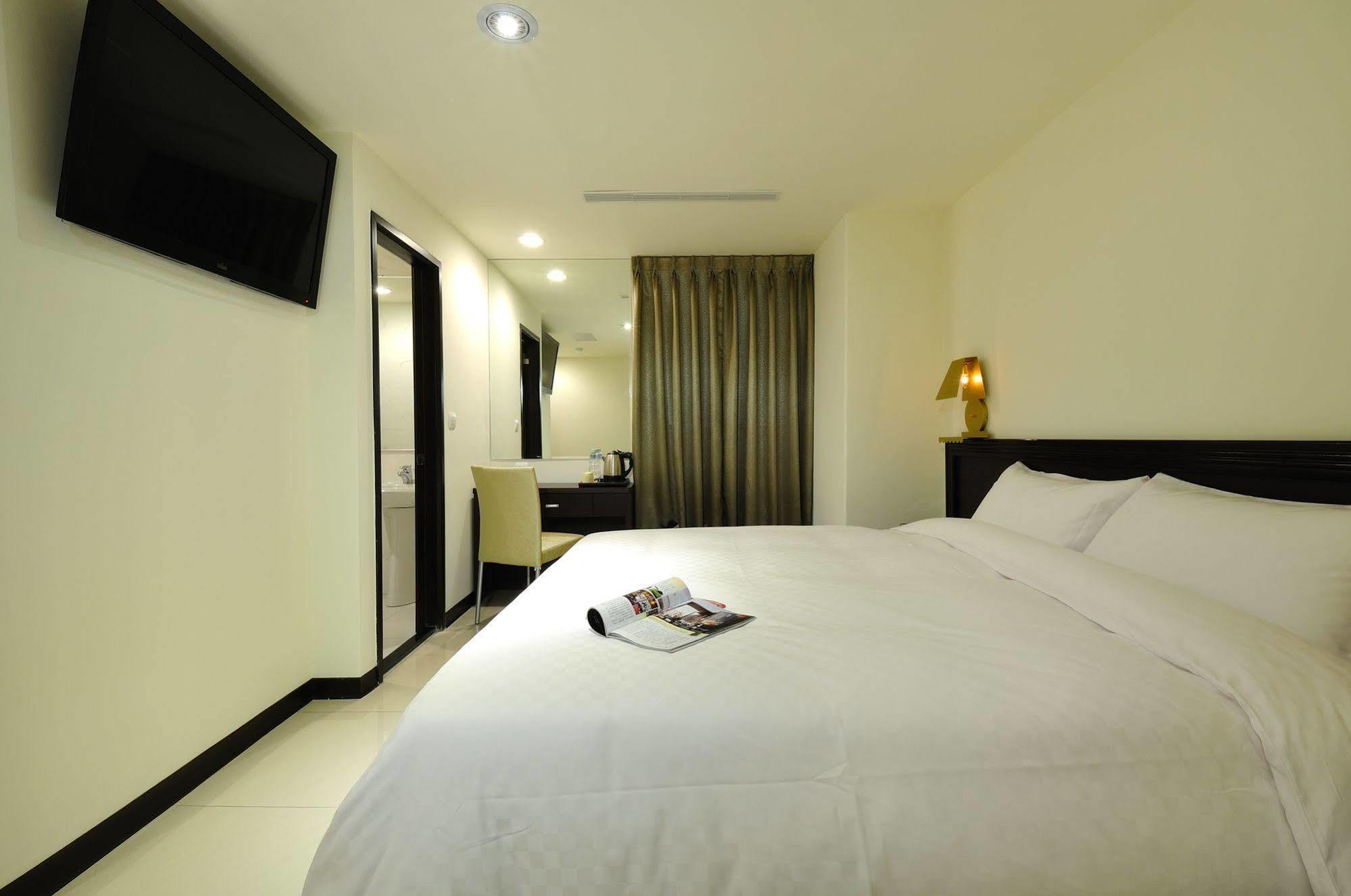 Bravo Hotel Taichung Exterior photo