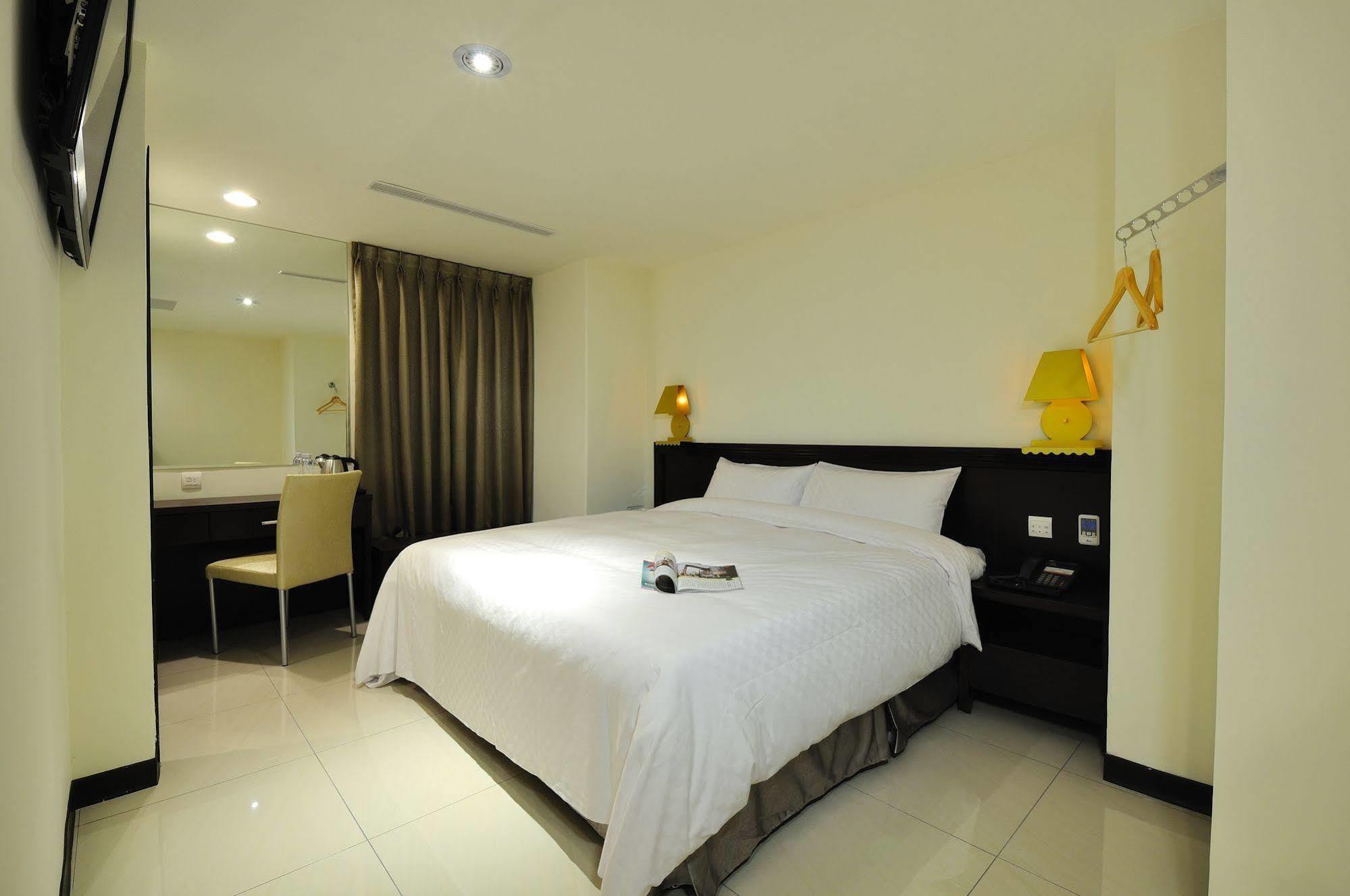 Bravo Hotel Taichung Exterior photo