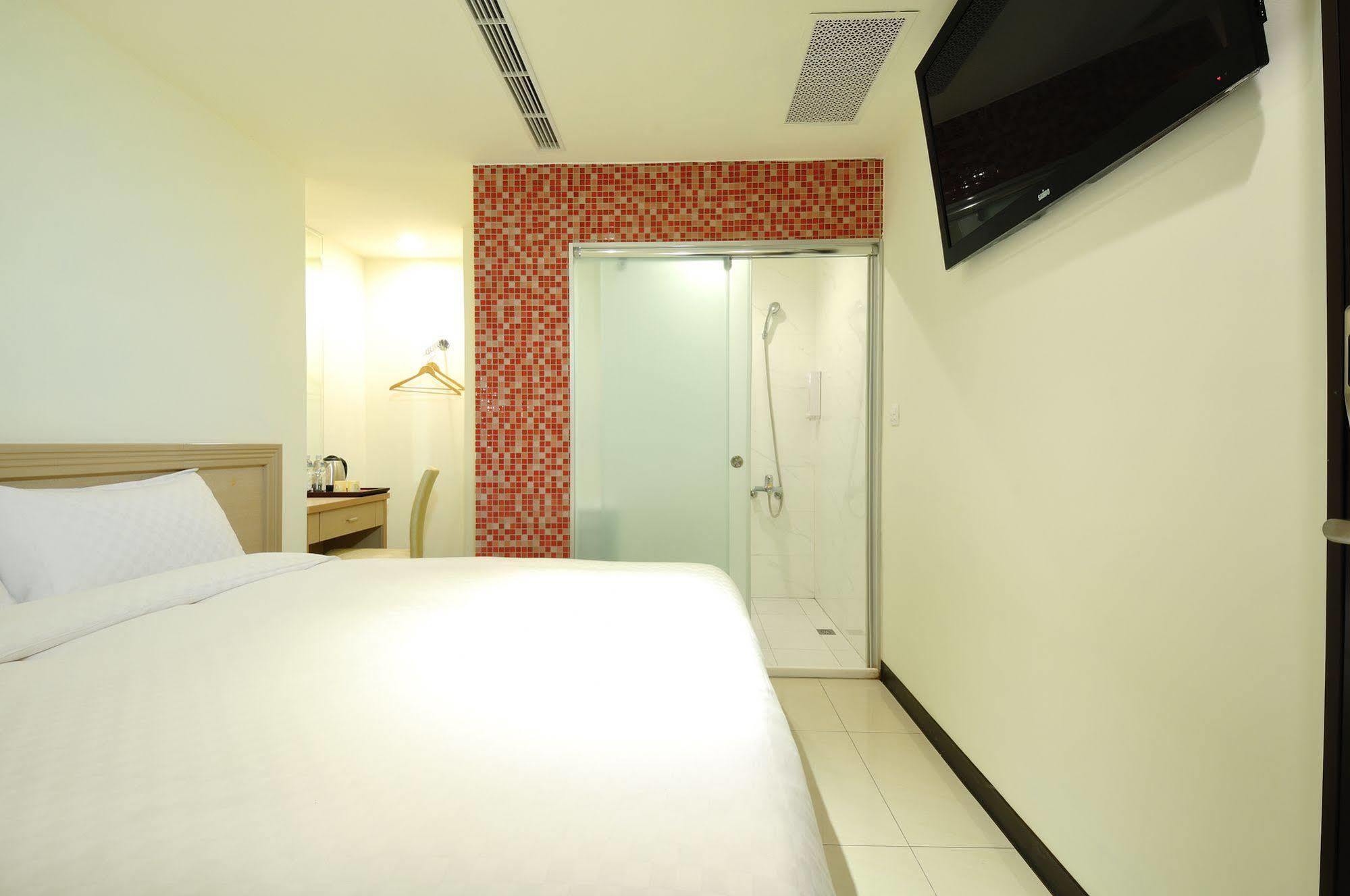 Bravo Hotel Taichung Exterior photo