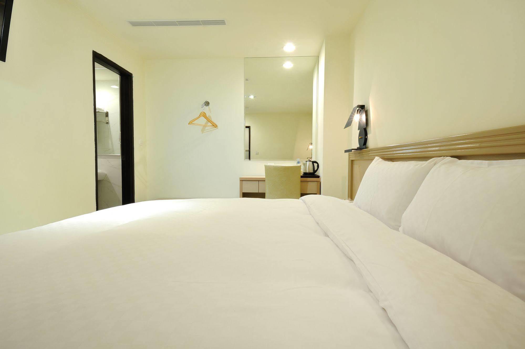 Bravo Hotel Taichung Exterior photo