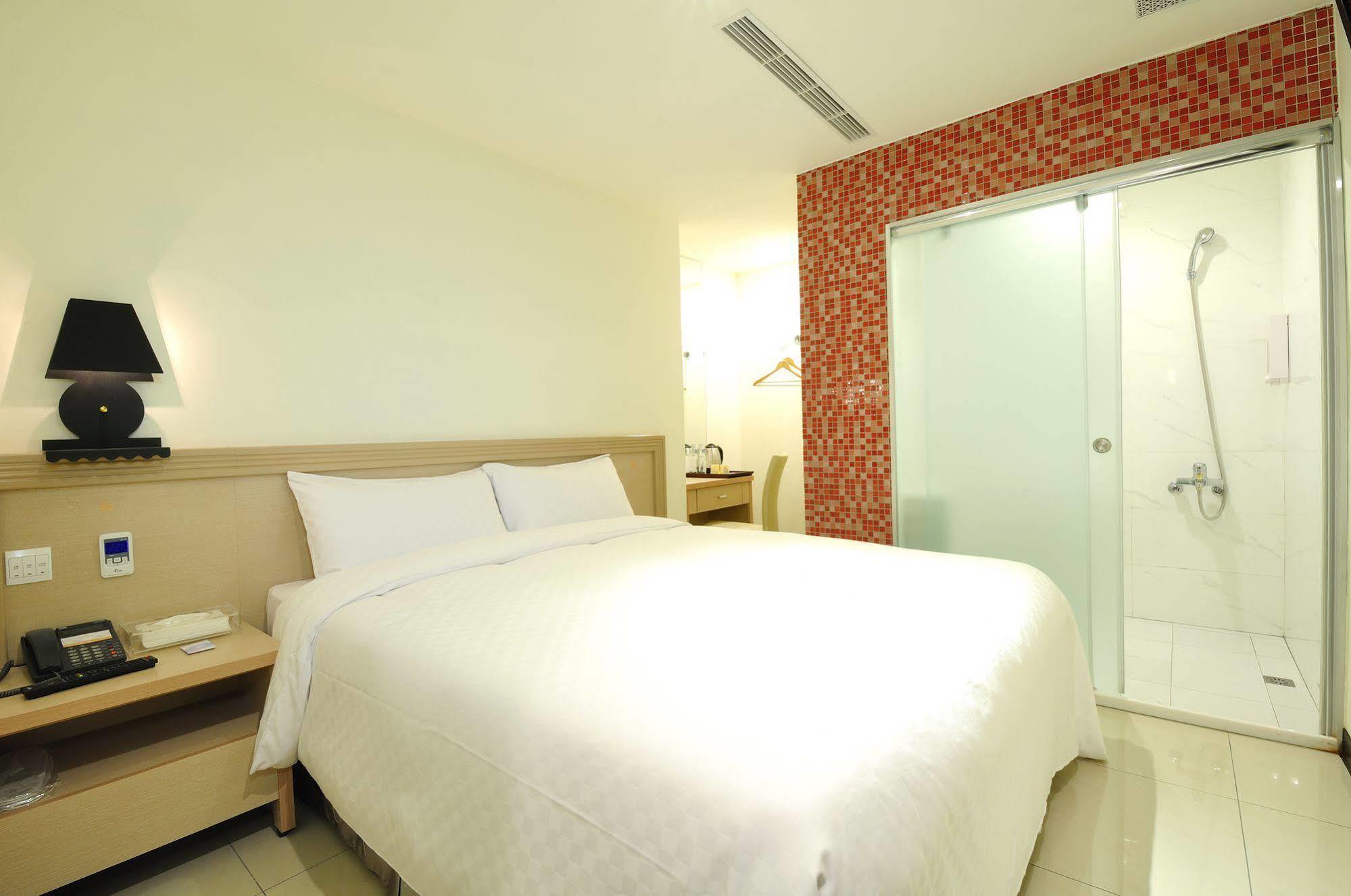 Bravo Hotel Taichung Exterior photo