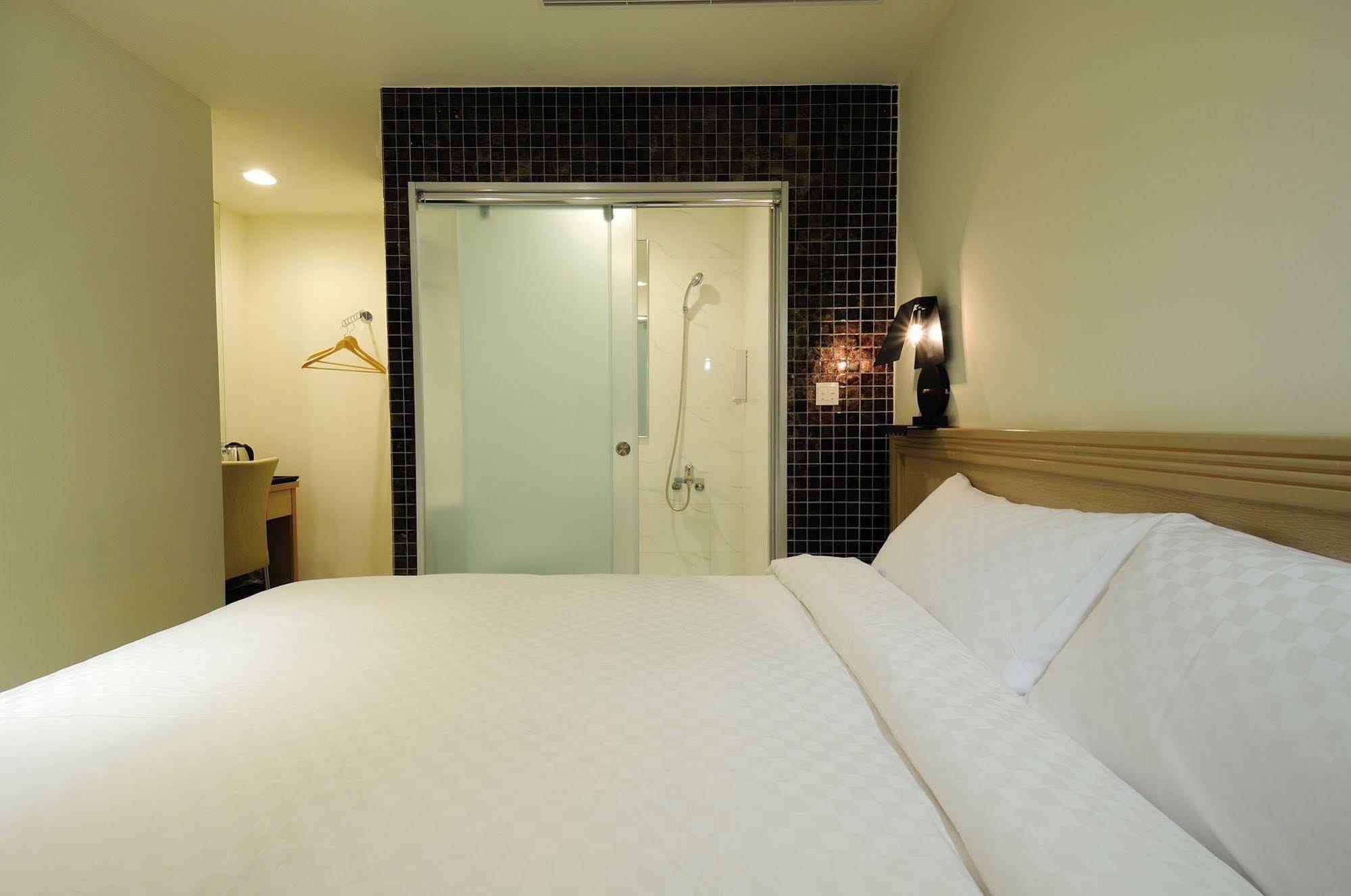 Bravo Hotel Taichung Exterior photo